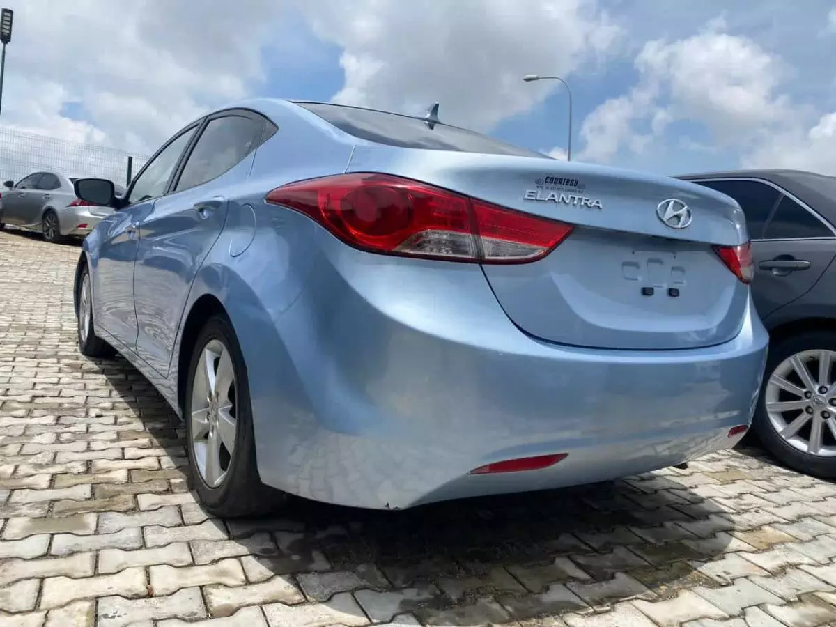 Hyundai Elantra   - 2012