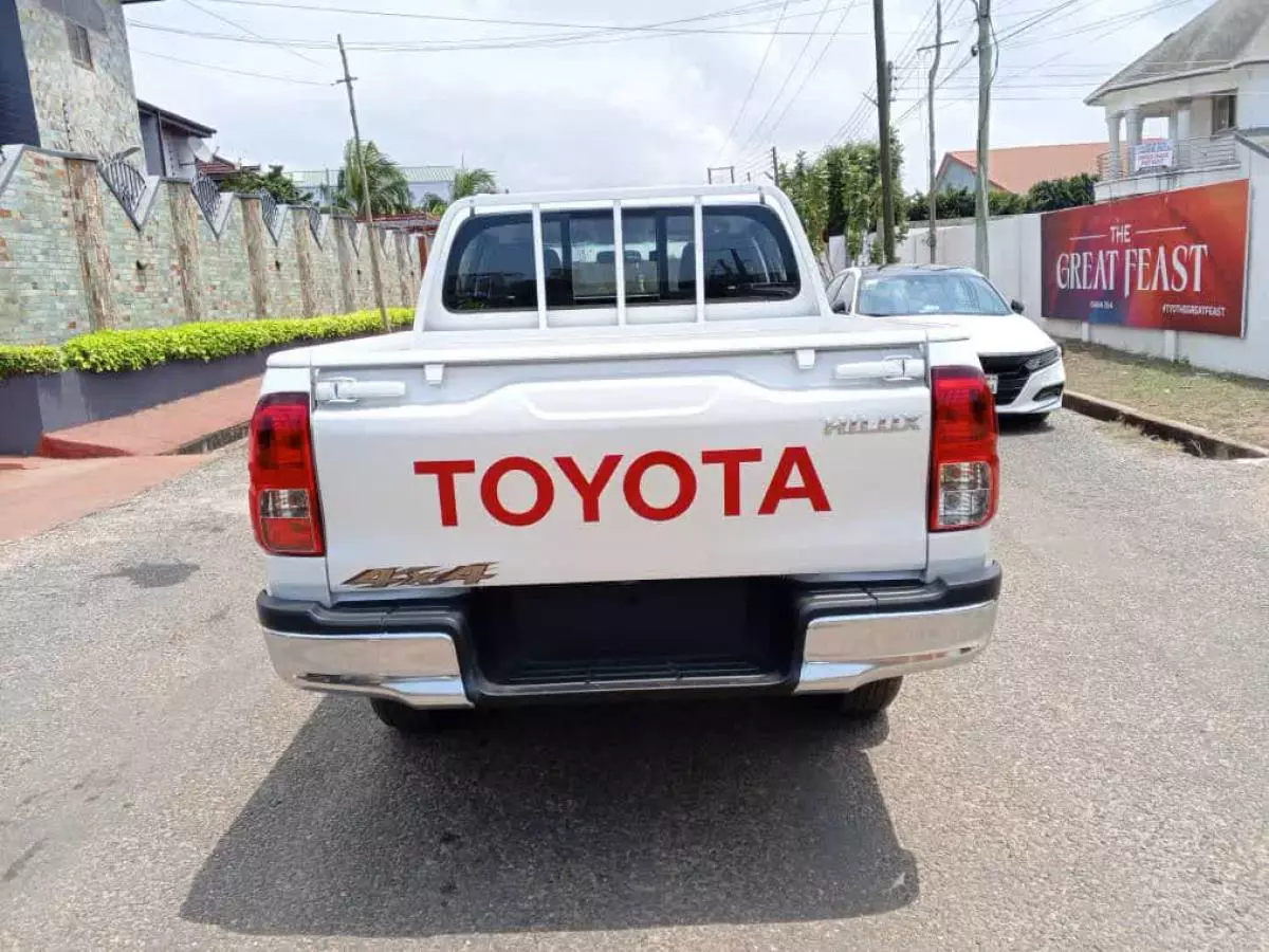 Toyota Hilux   - 2024