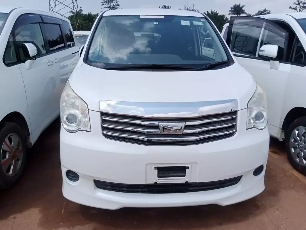 Toyota Noah   - 2011