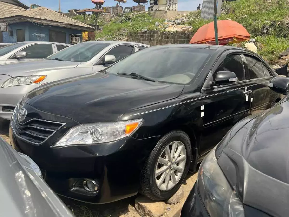 Toyota Camry   - 2011