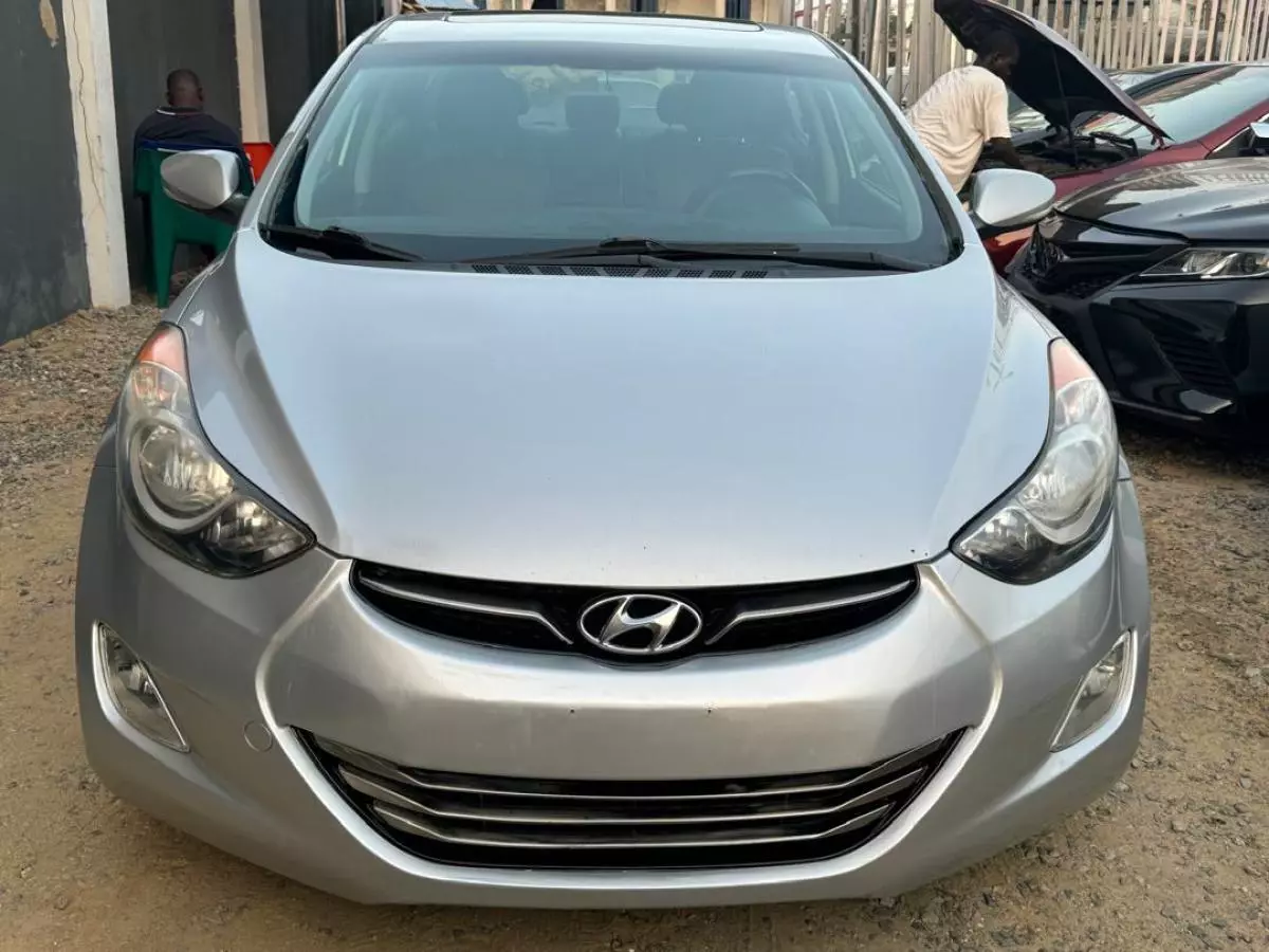 Hyundai Elantra   - 2011