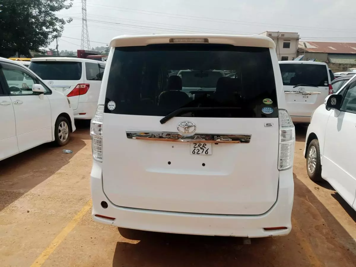 Toyota Noah - 2009