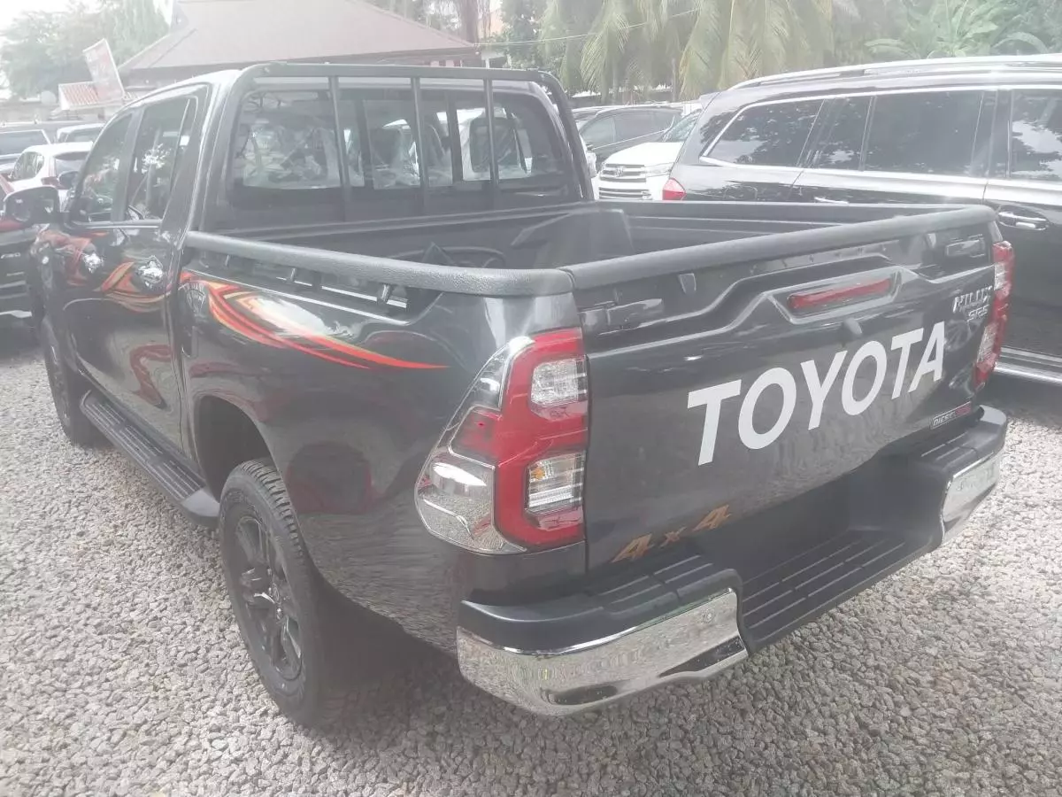 Toyota Hilux   - 2023