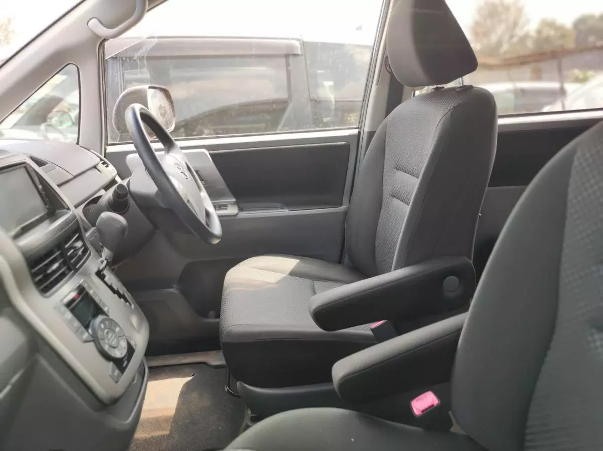 Toyota Noah - 2009