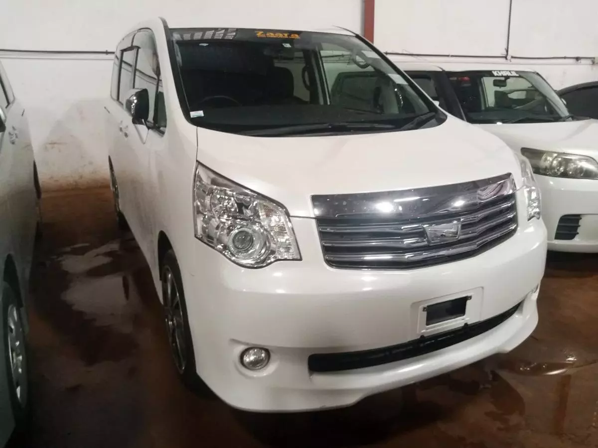 Toyota Noah   - 2009