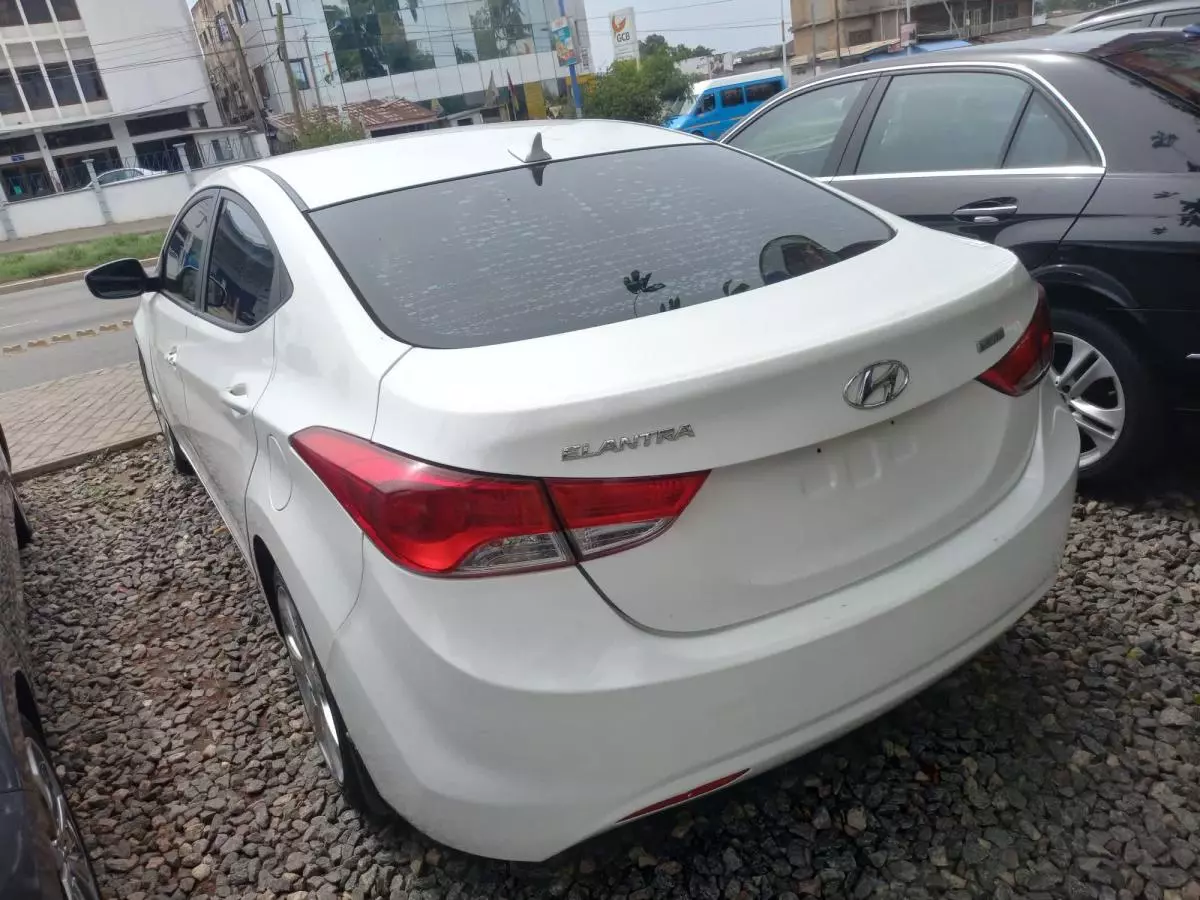 Hyundai Elantra   - 2013