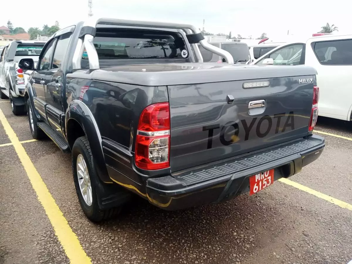 Toyota Hilux   - 2014