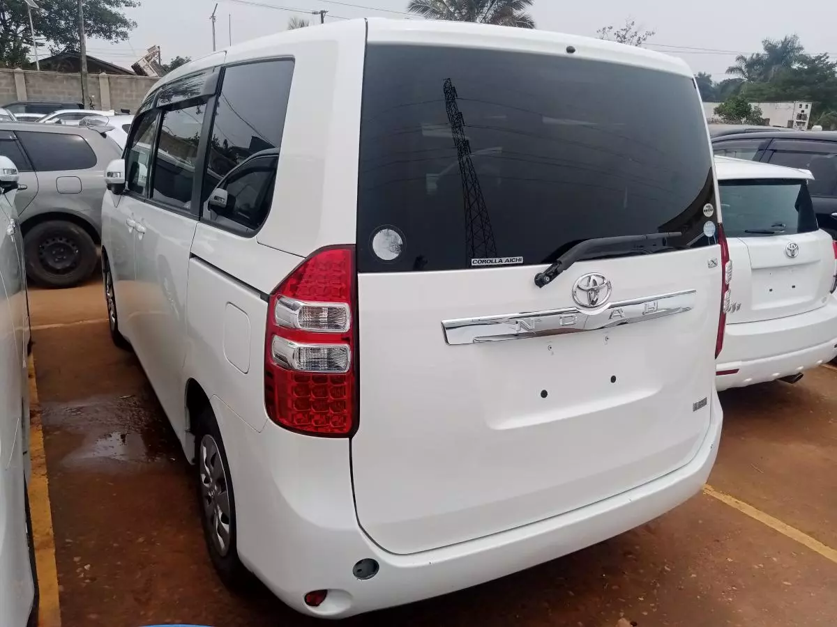 Toyota Noah   - 2012