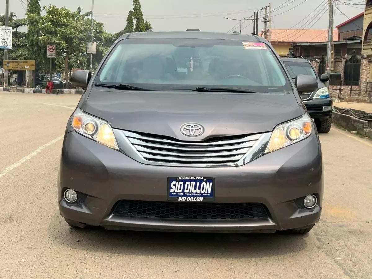 Toyota Sienna   - 2011