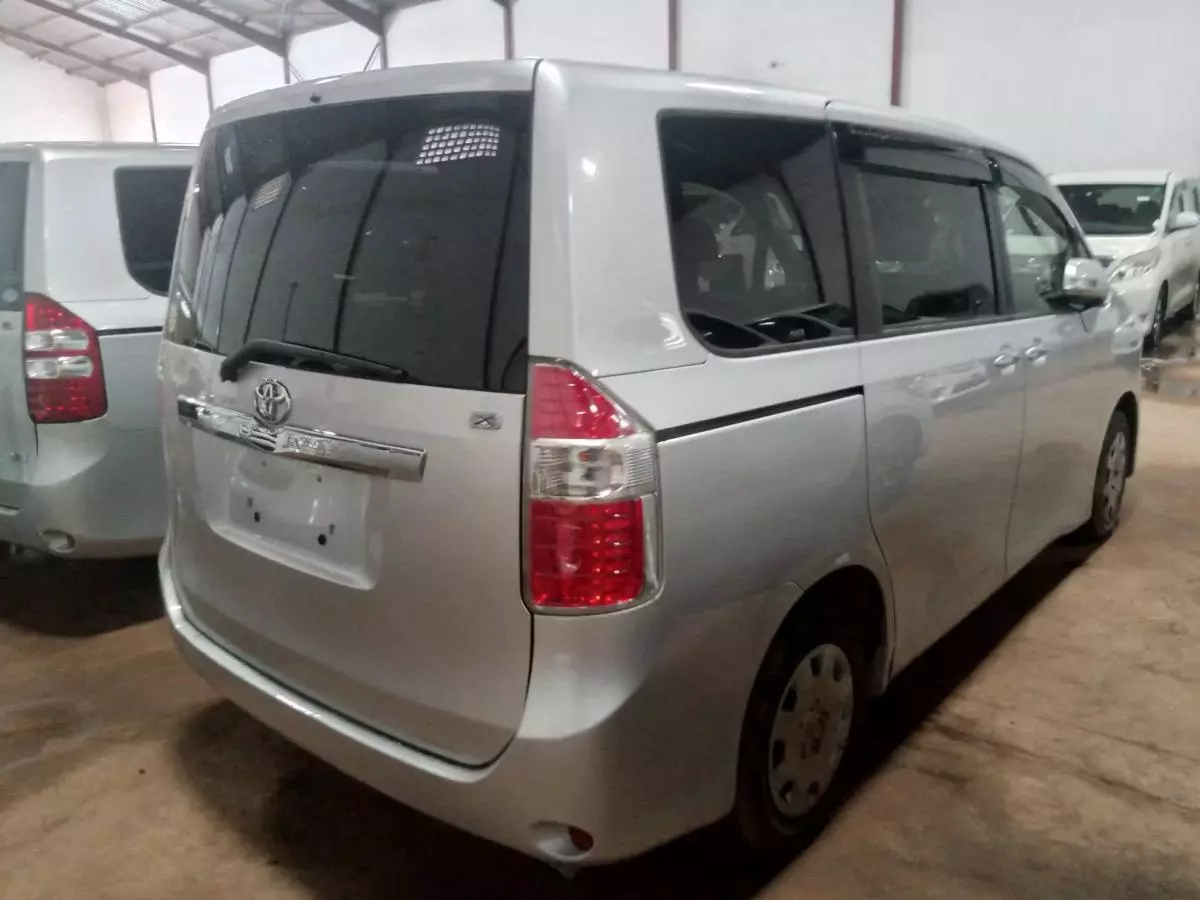 Toyota Noah   - 2009