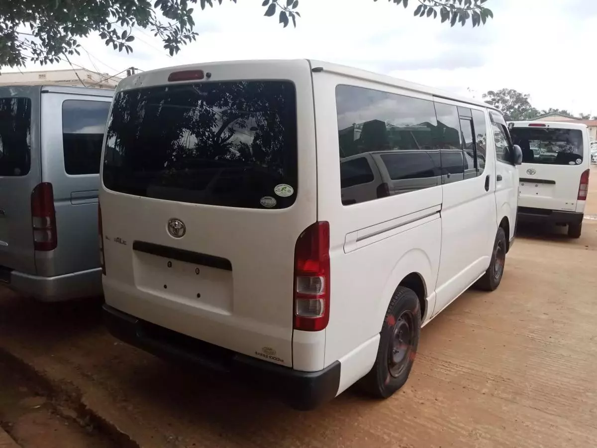 Toyota Hiace   - 2011