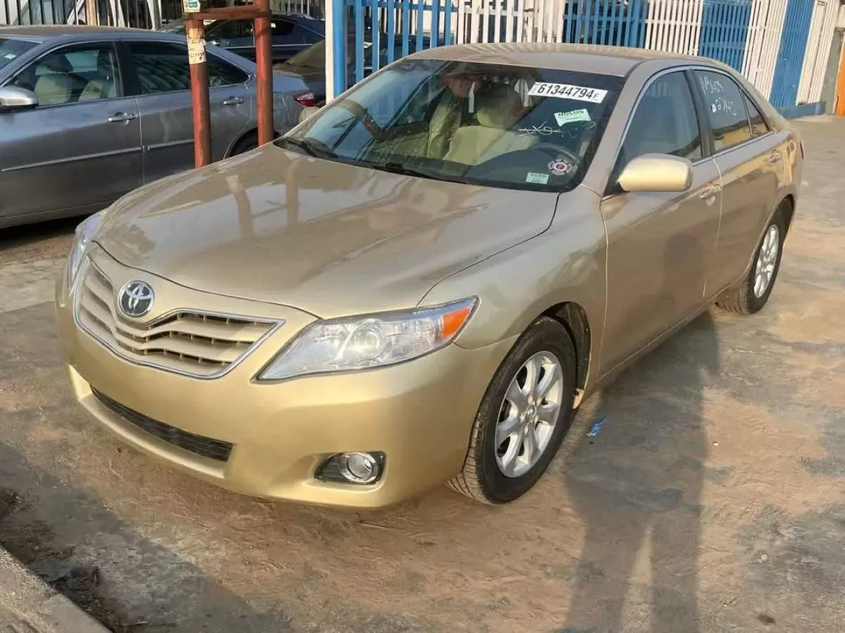 Toyota Camry   - 2011