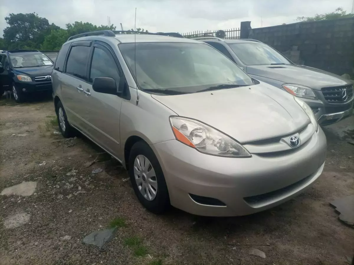 Toyota Sienna   - 2010