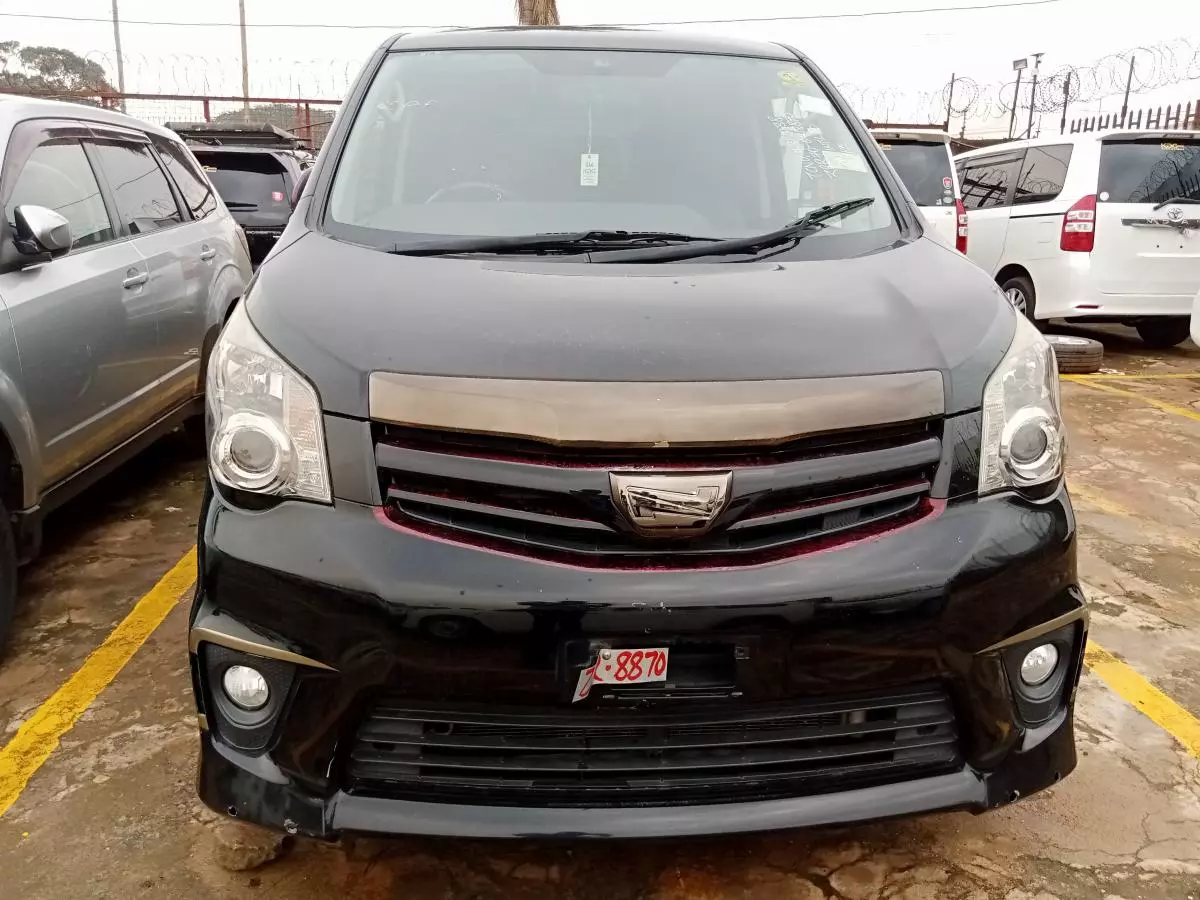 Toyota Noah   - 2011