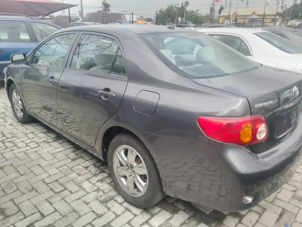 Toyota Corolla   - 2010