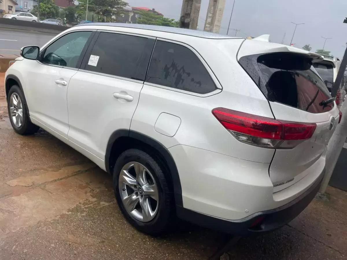 Toyota Highlander   - 2016