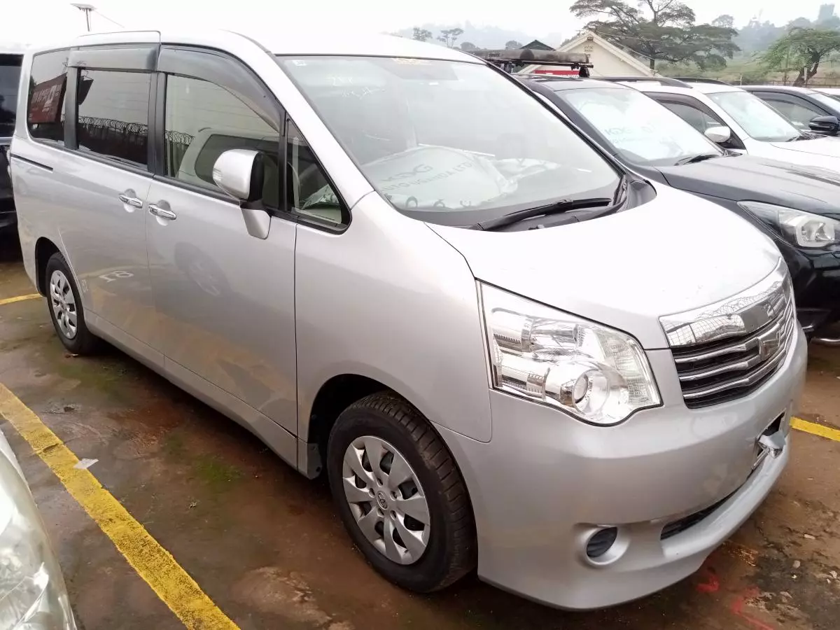 Toyota Noah   - 2011