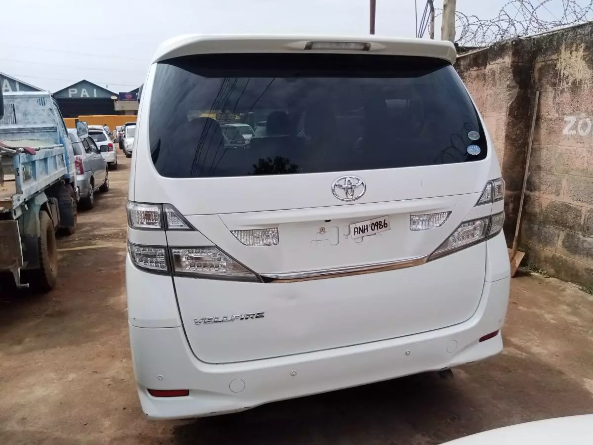 Toyota Vellfire    - 2009