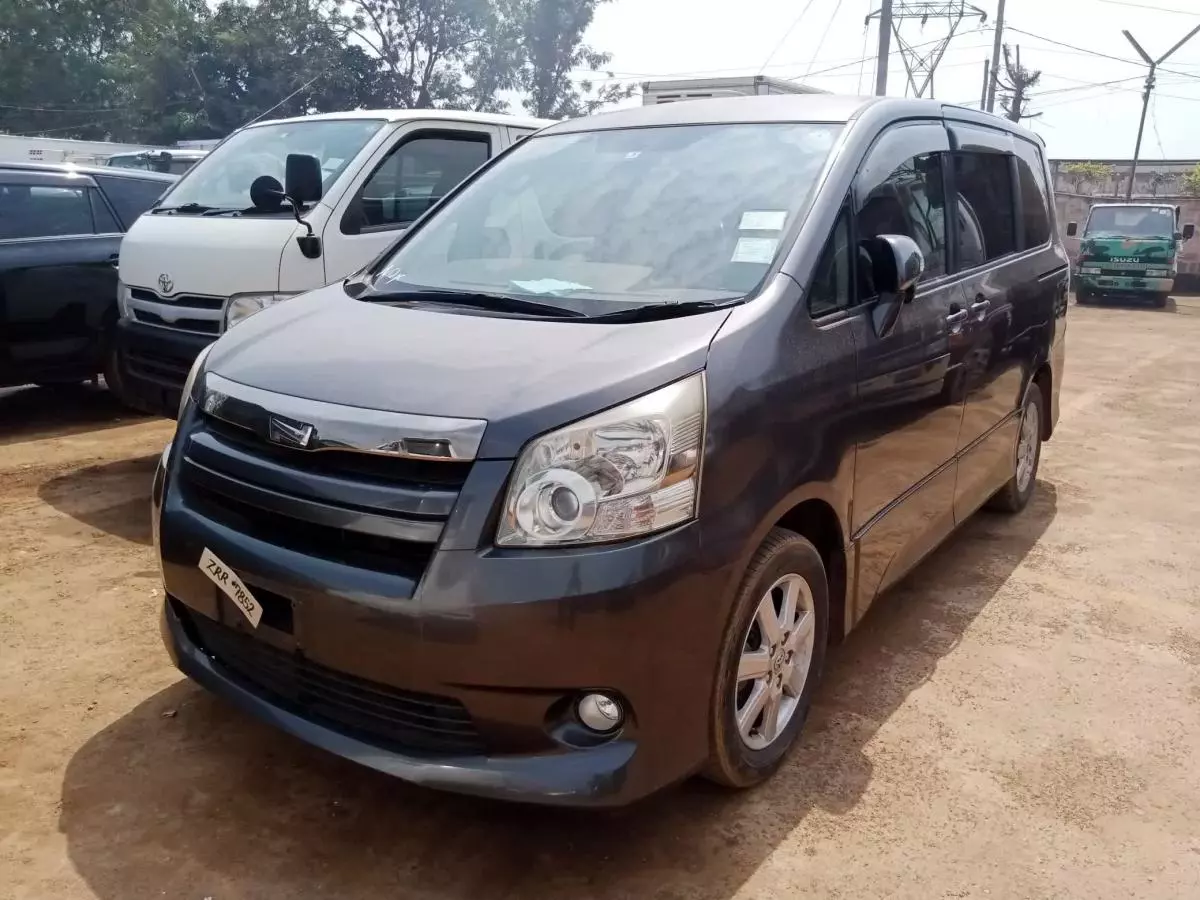 Toyota Noah   - 2009