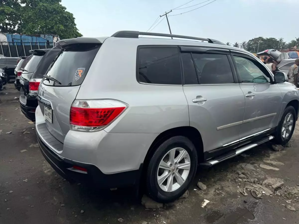 Toyota Highlander   - 2012