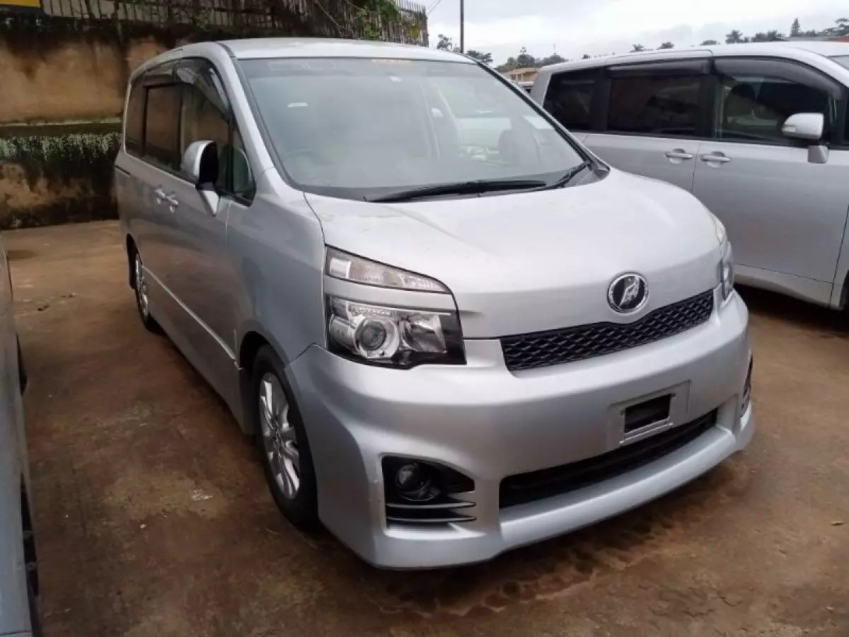 Toyota Voxy    - 2012