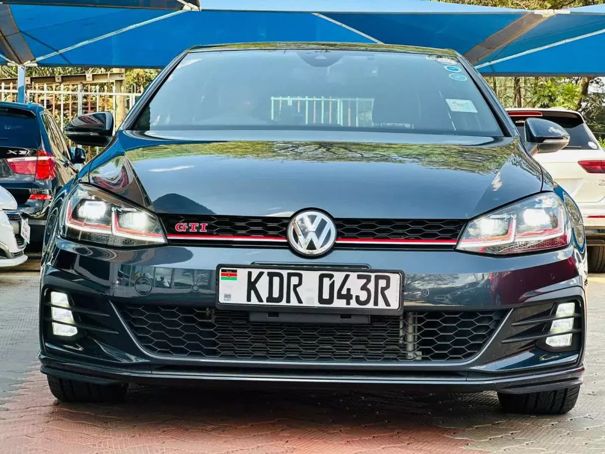 Volkswagen Golf   - 2017