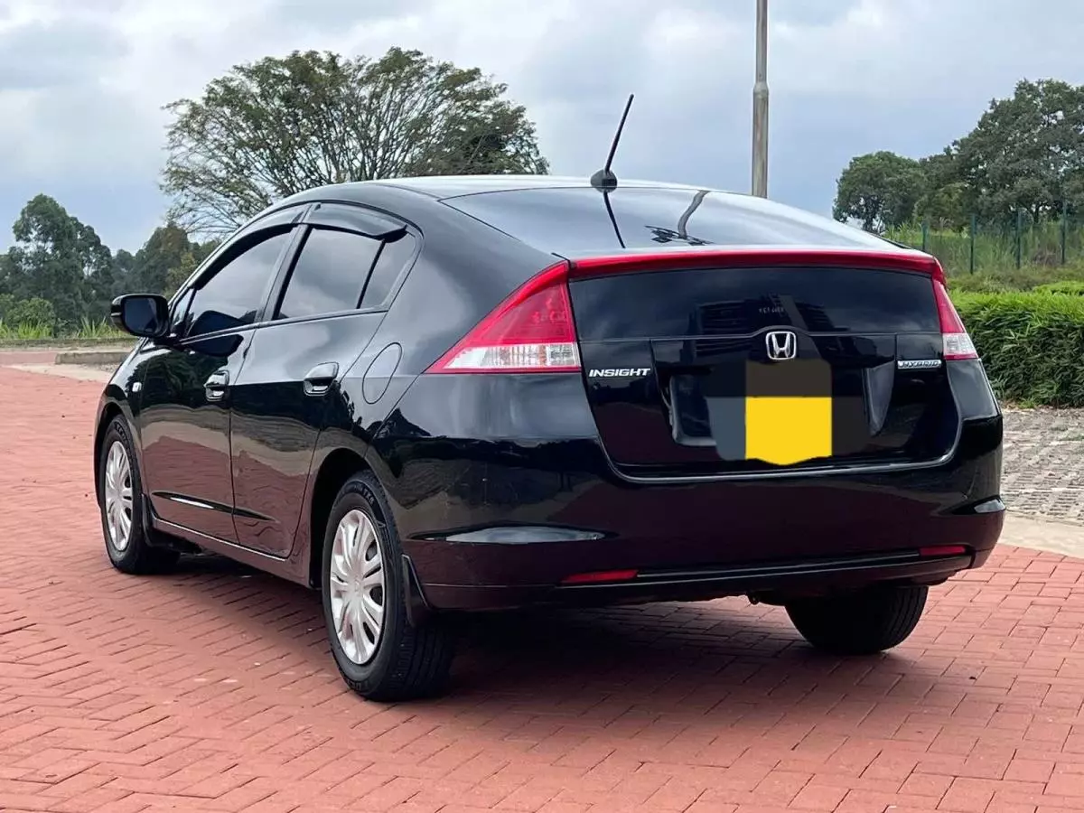Honda Fit shuttle hybrid - 2011