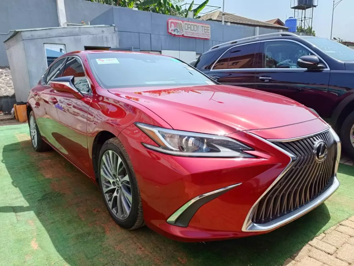 Lexus ES 250   - 2021