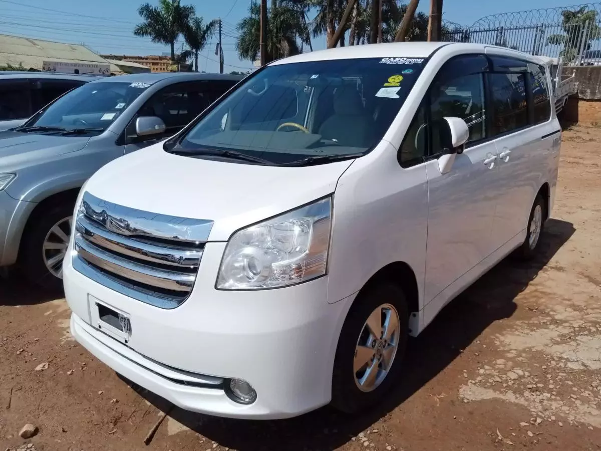 Toyota Noah   - 2009