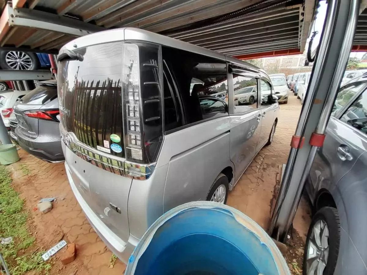 Toyota Voxy  - 2016