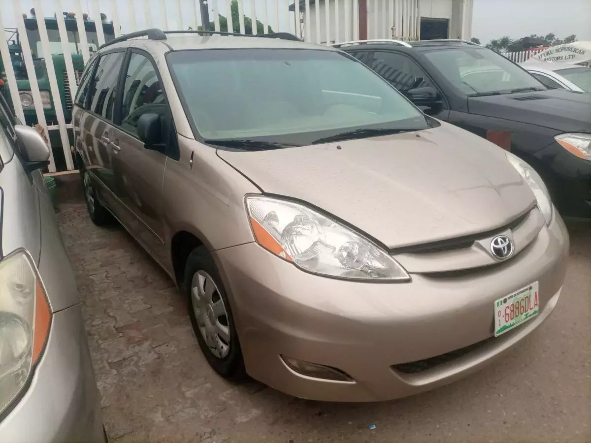 Toyota Sienna   - 2009