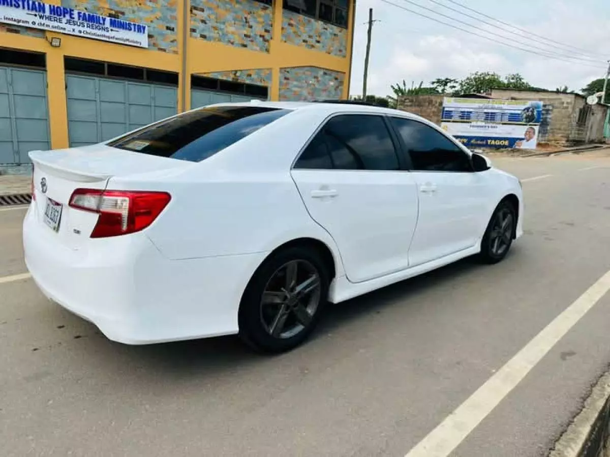 Toyota Camry   - 2014