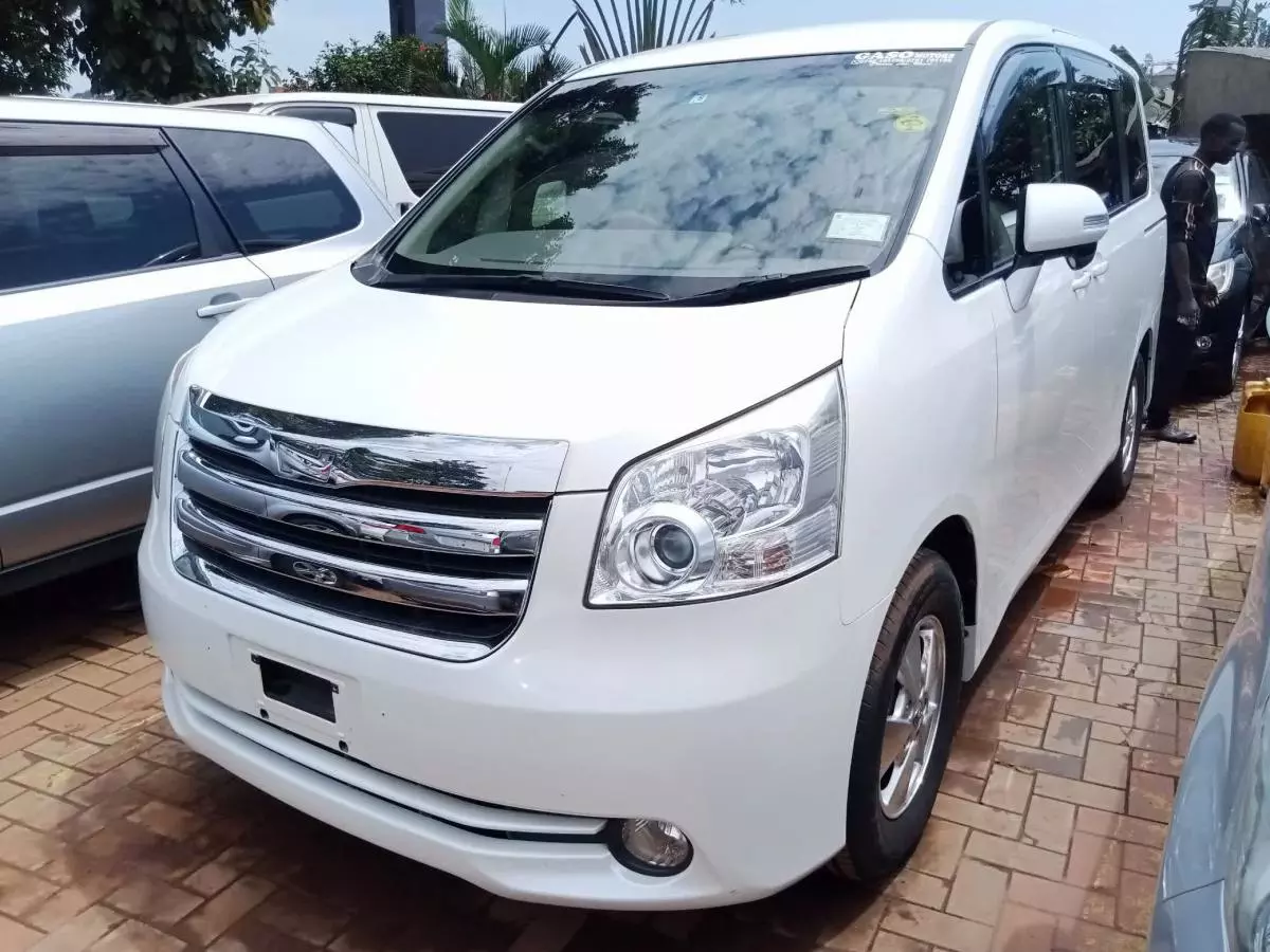 Toyota Noah   - 2009