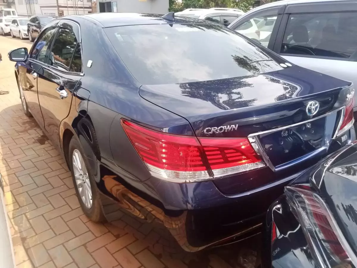 Toyota Crown Royal saloon Hybrid    - 2016