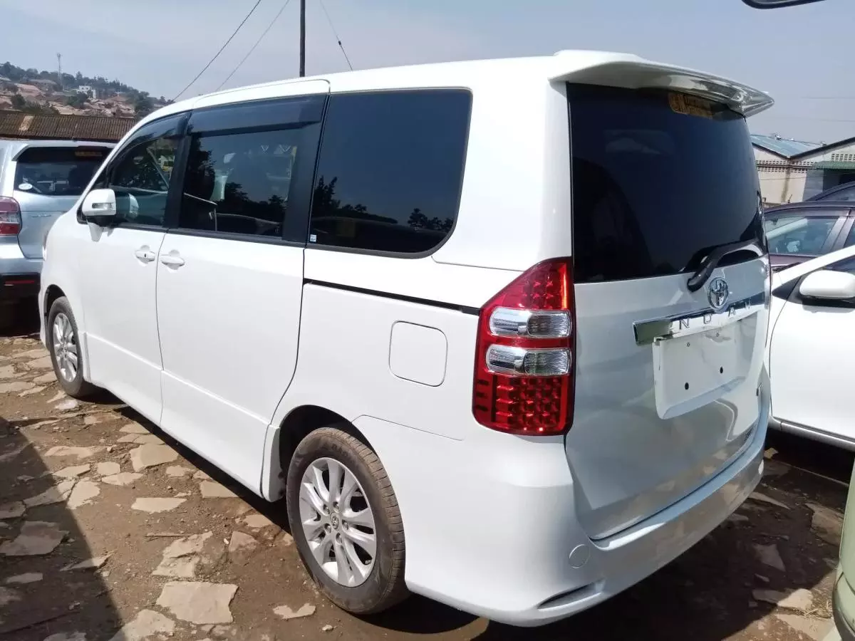 Toyota Noah   - 2010