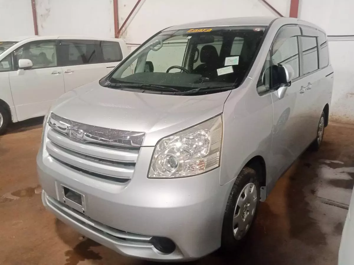 Toyota Noah   - 2009