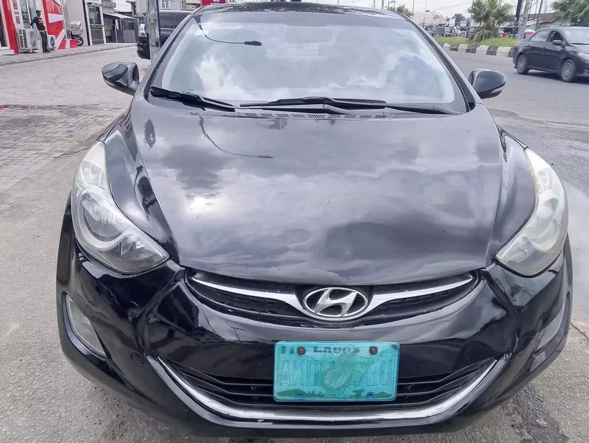 Hyundai Elantra   - 2011