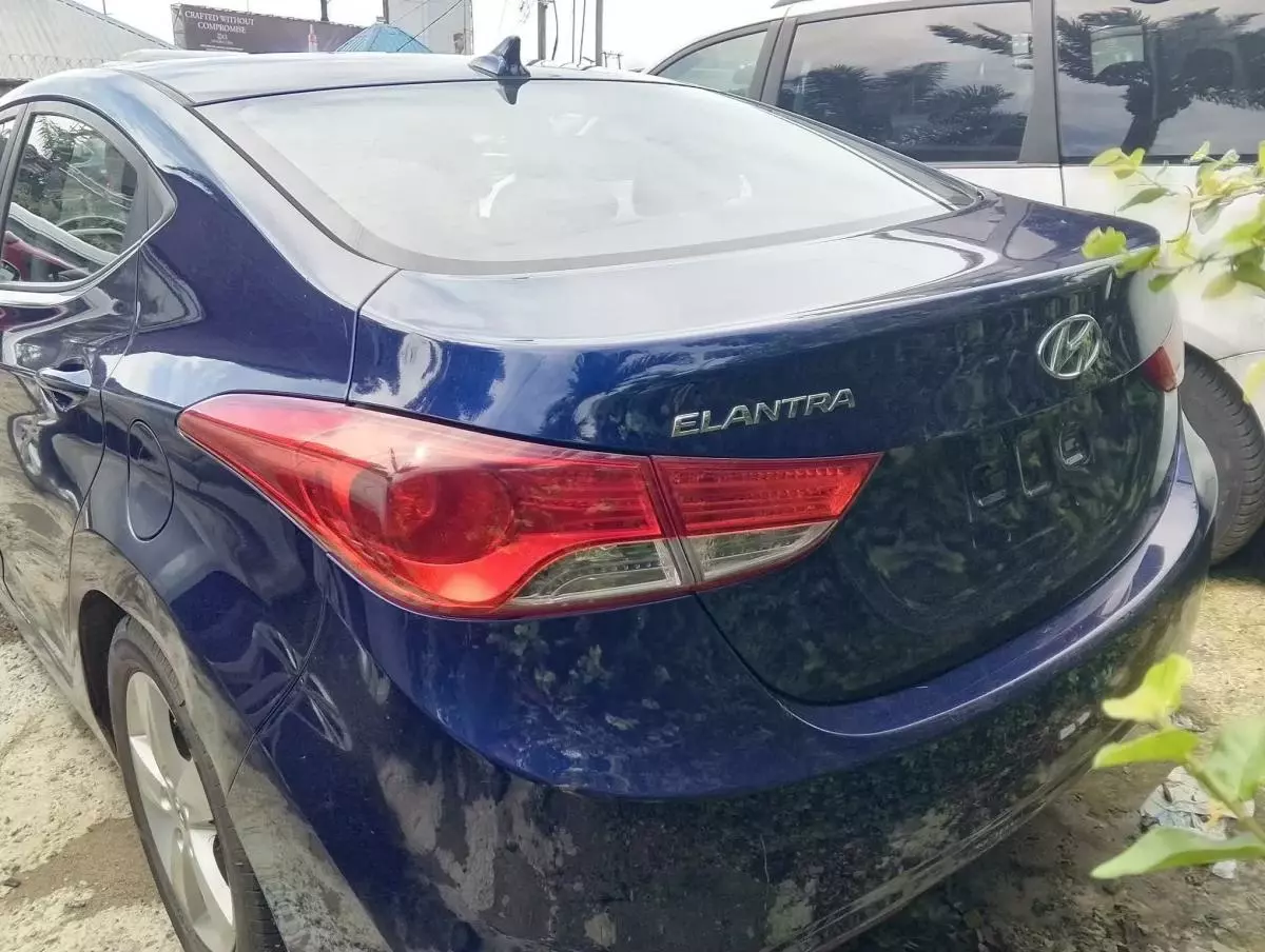 Hyundai Elantra   - 2012