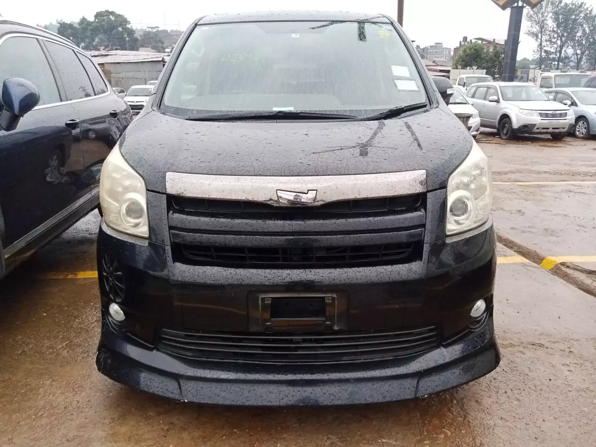 Toyota Noah   - 2009