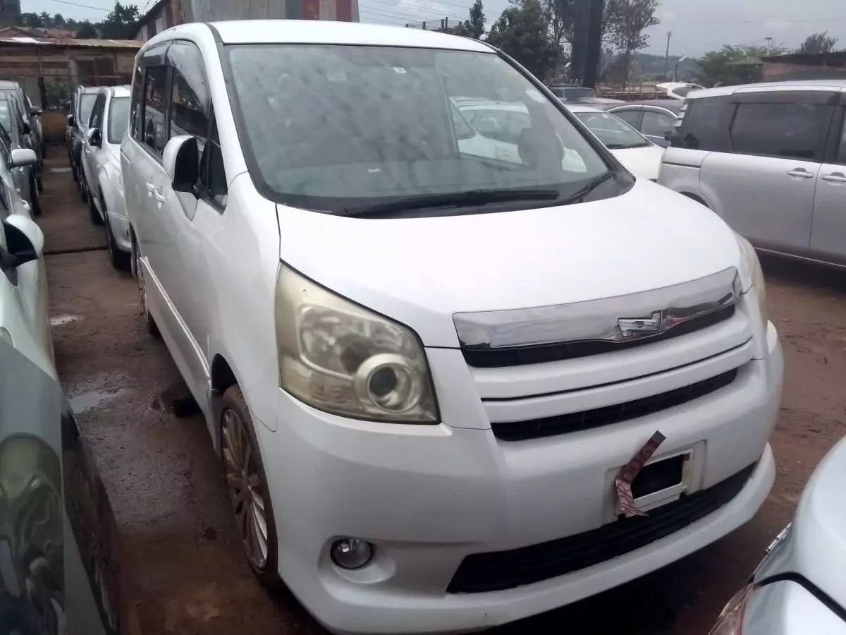 Toyota Noah   - 2010