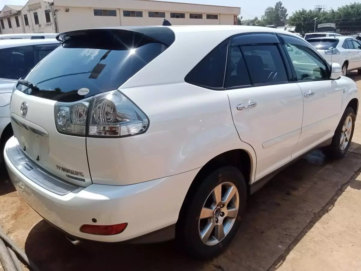 Toyota Harrier   - 2011