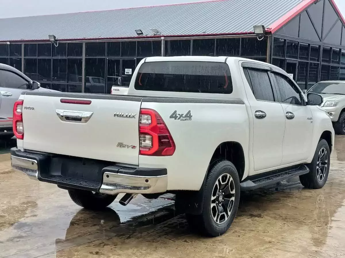 Toyota Hilux   - 2020