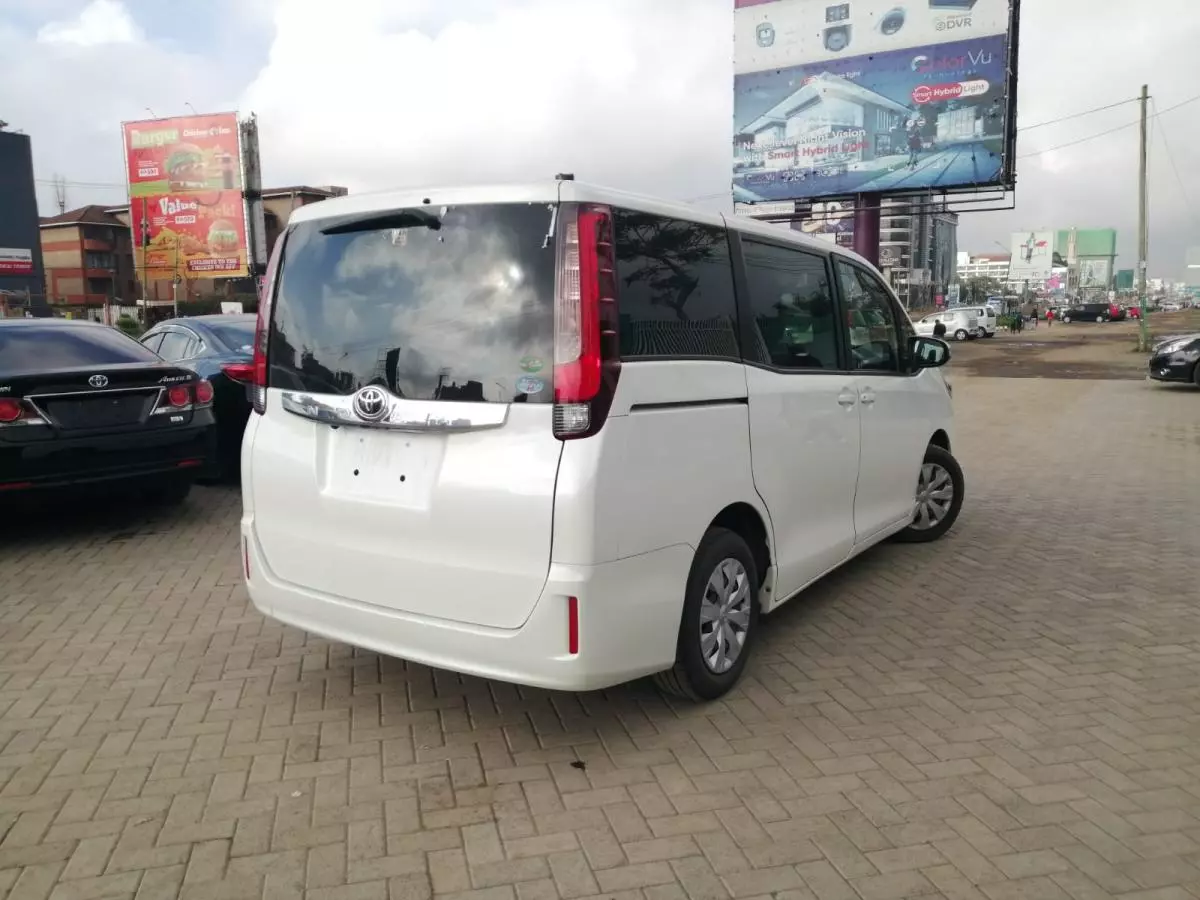 Toyota Noah   - 2017