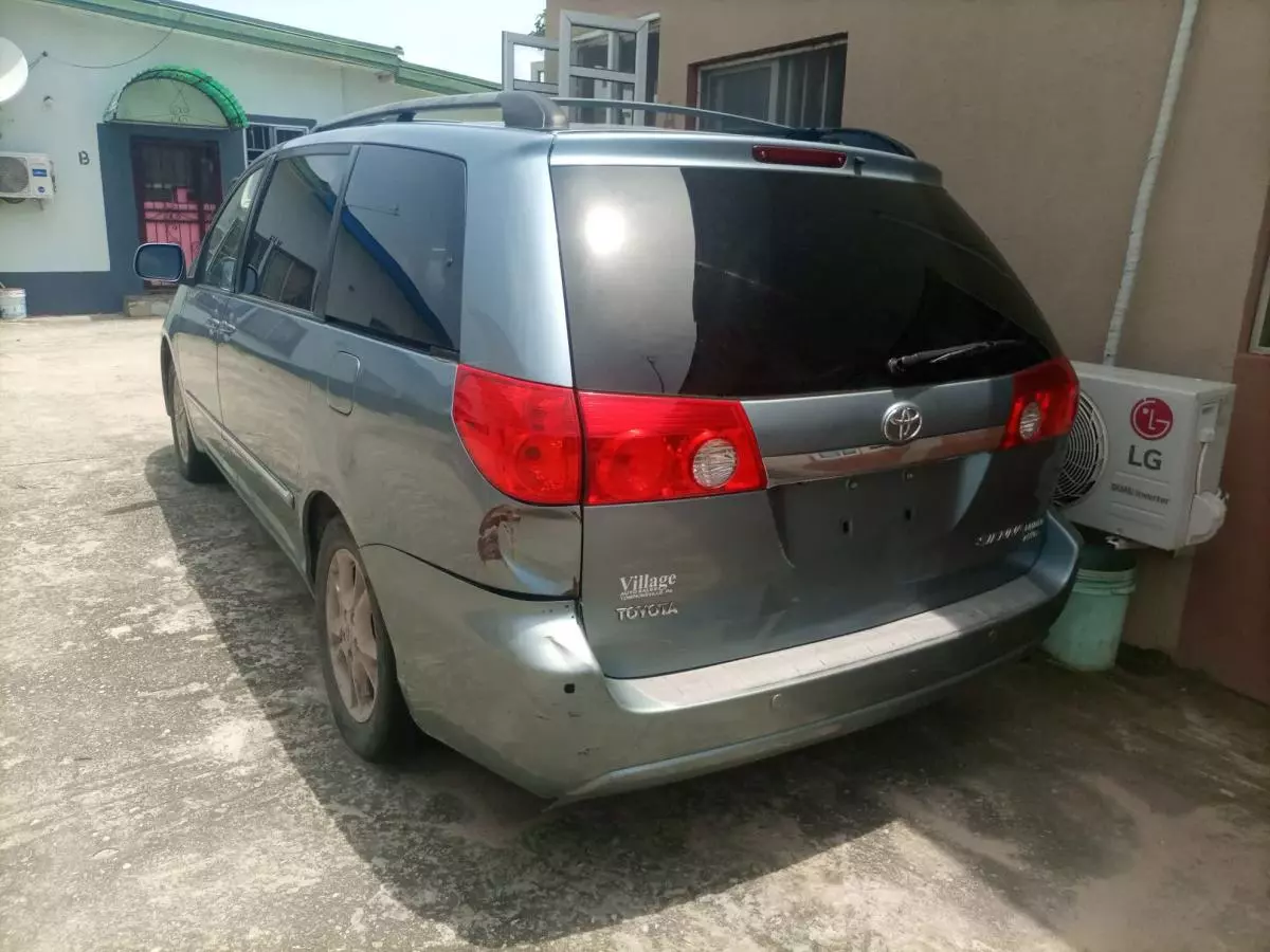 Toyota Sienna   - 2006