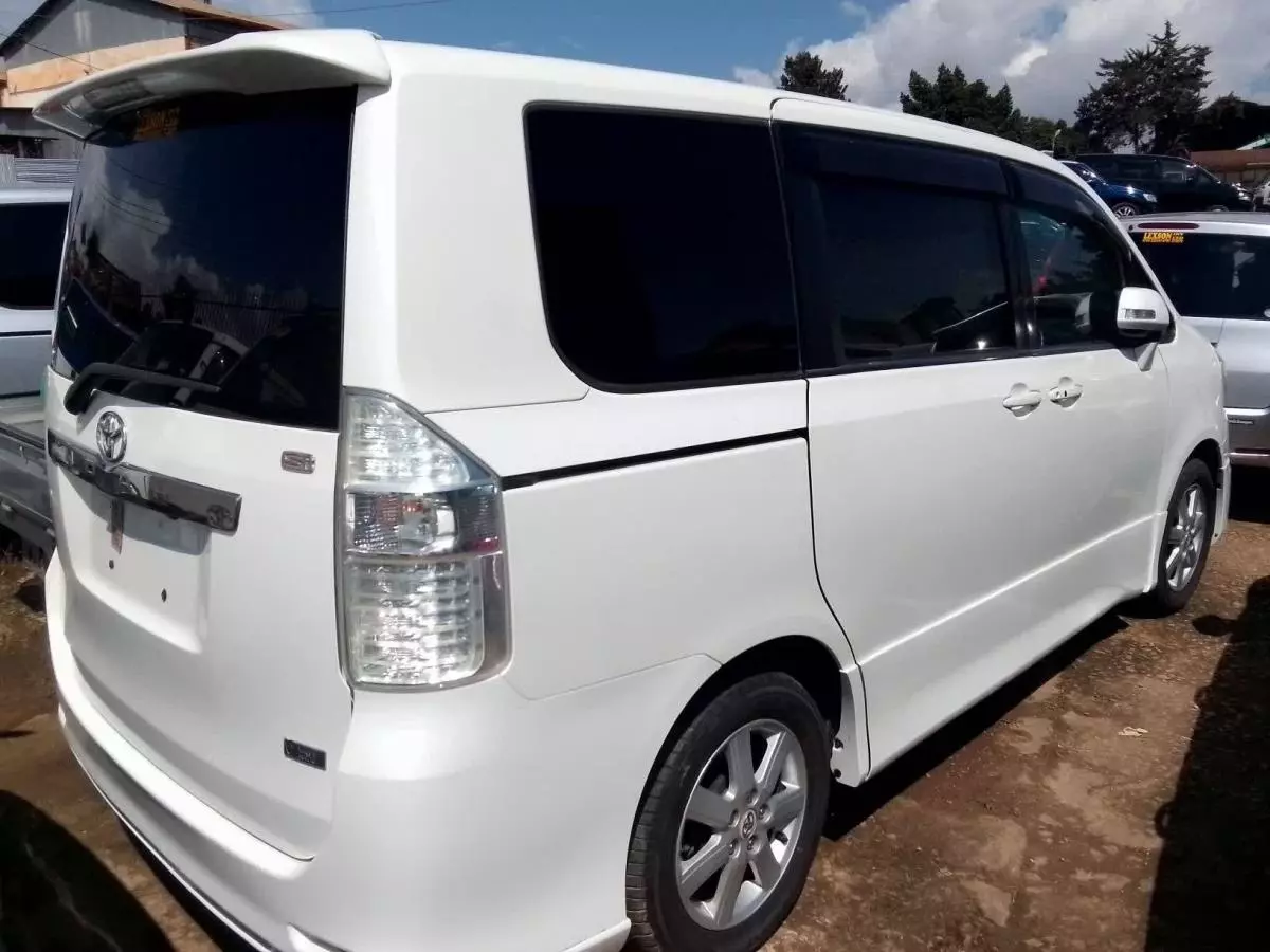 Toyota Noah   - 2010