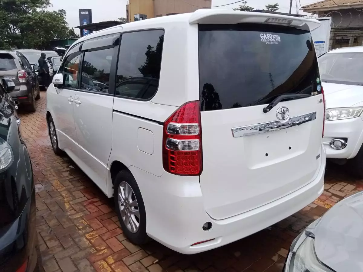 Toyota Noah   - 2012