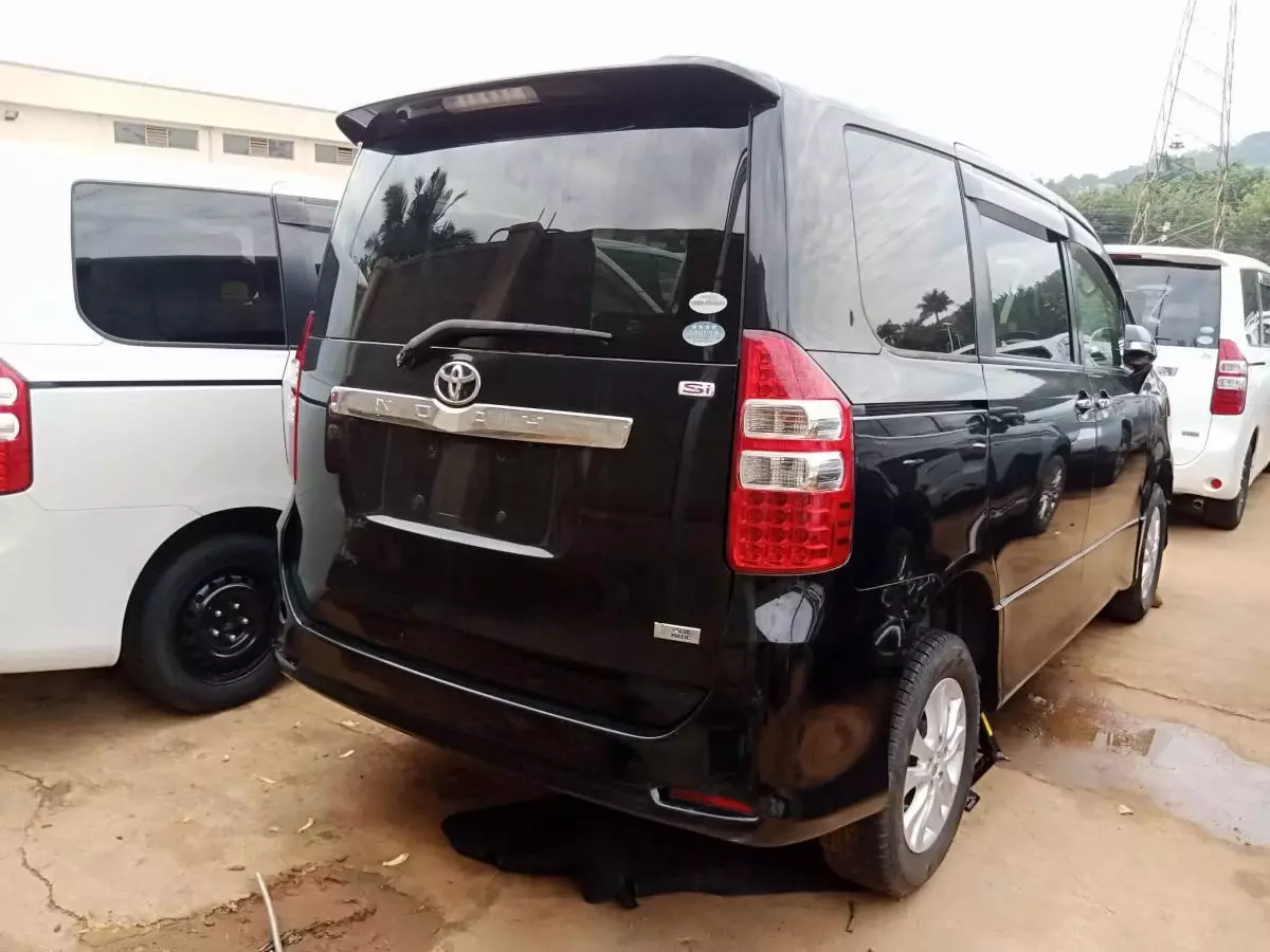 Toyota Noah   - 2011