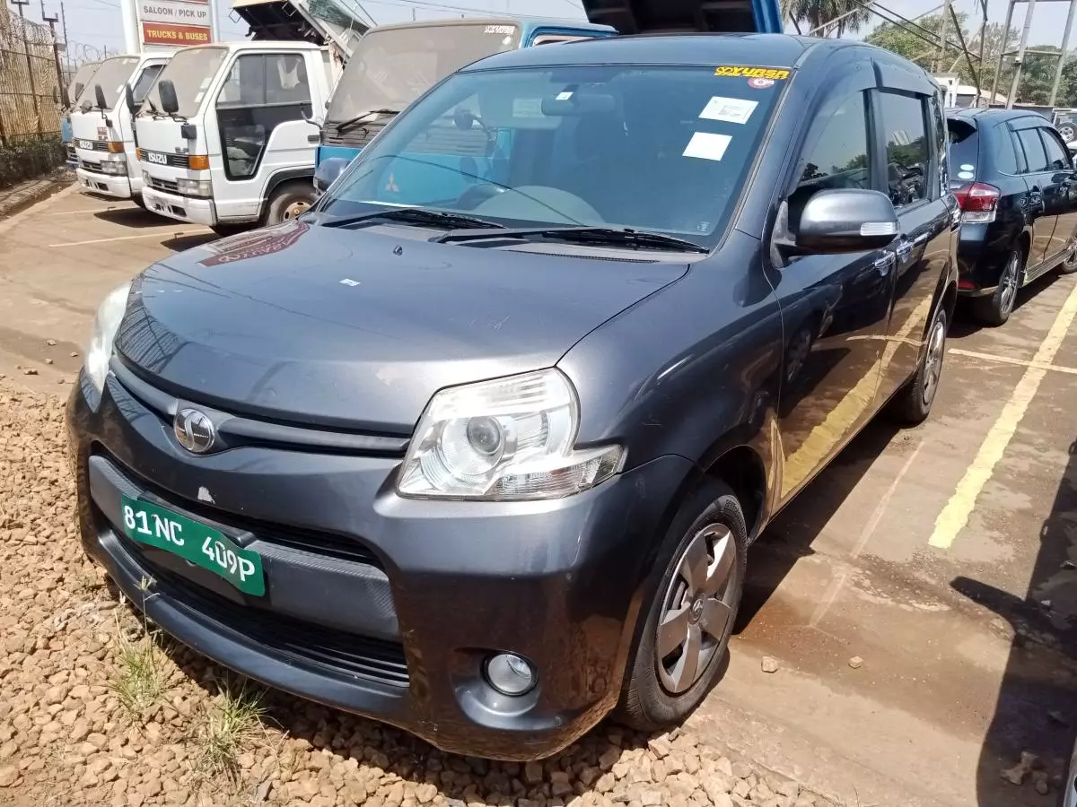 Toyota Sienta   - 2012