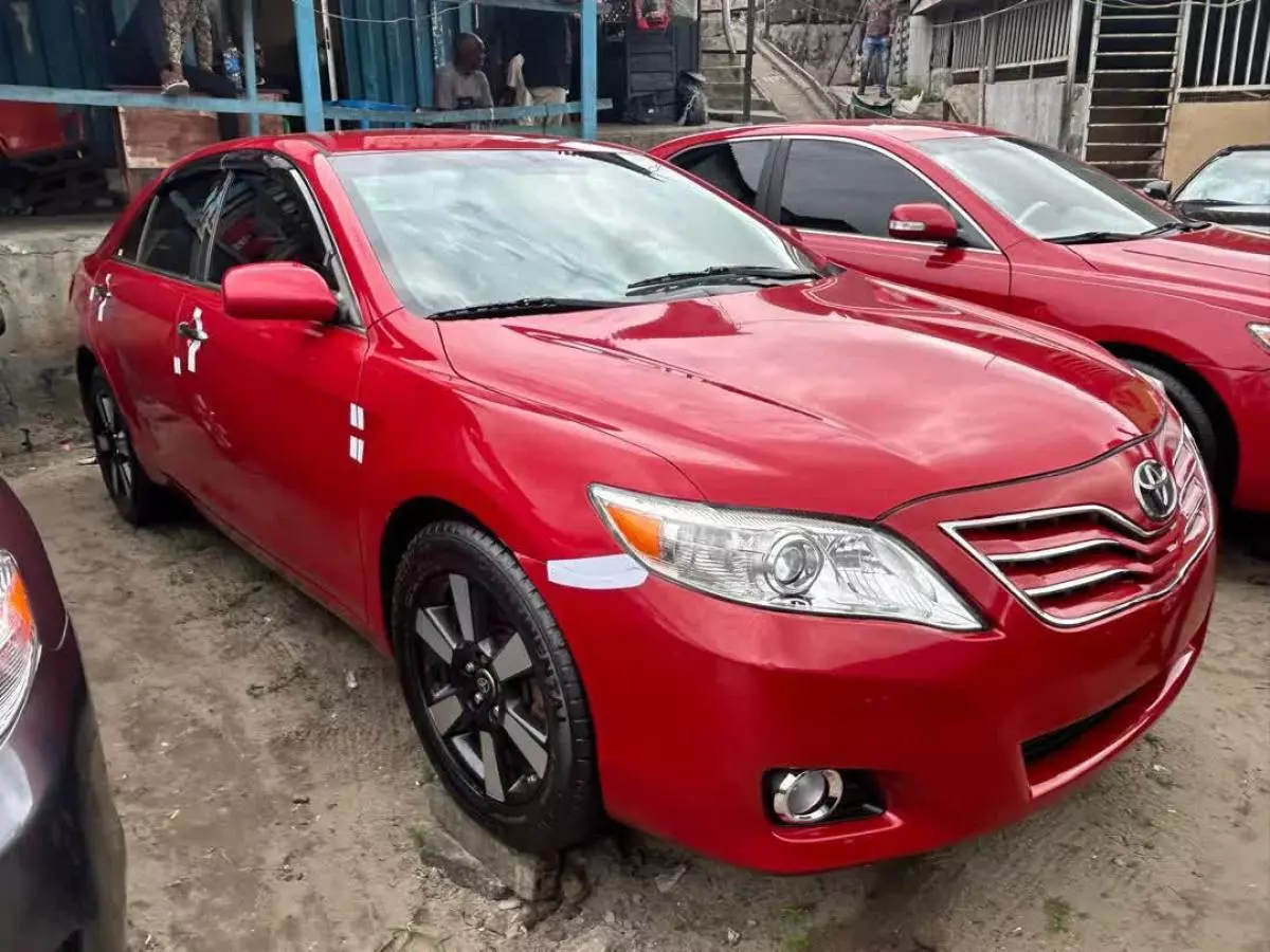 Toyota Camry   - 2010