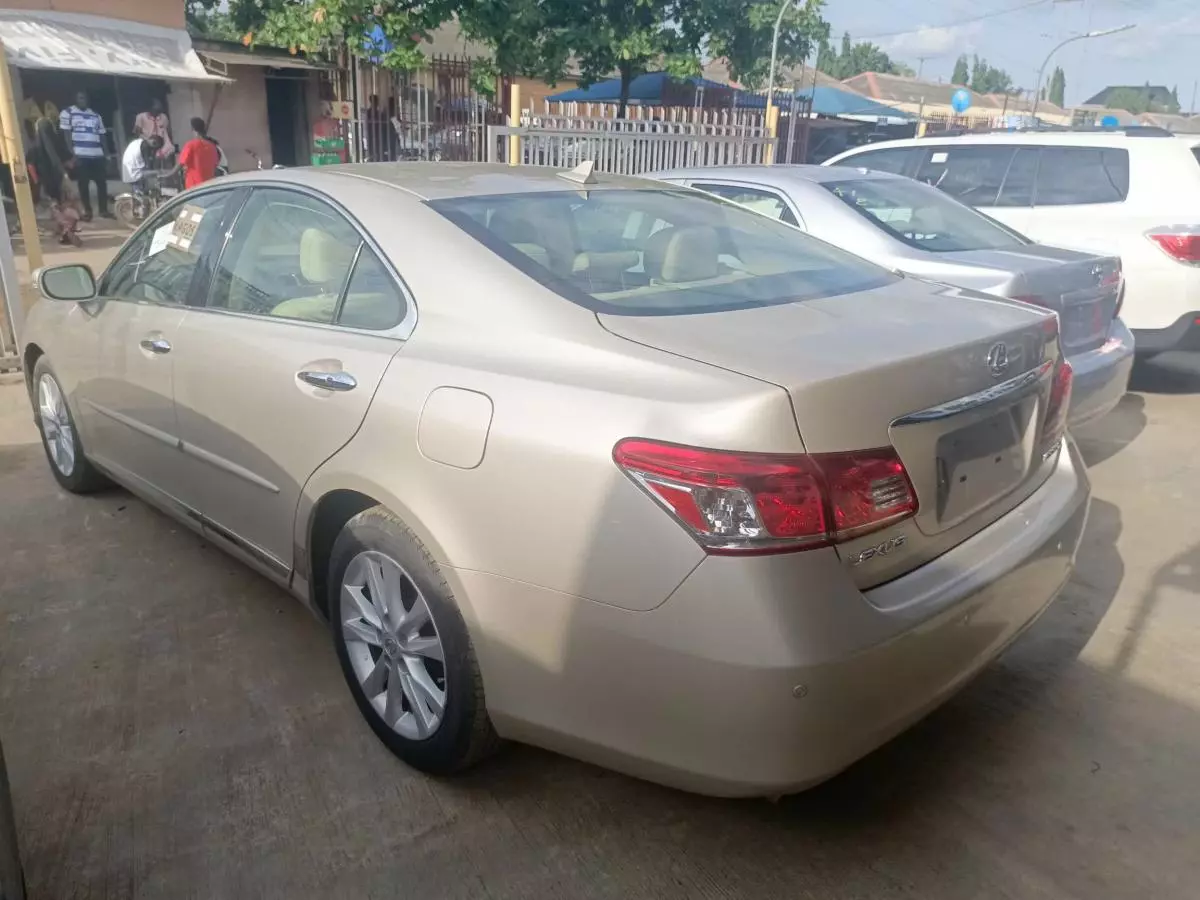 Lexus ES 350   - 2010